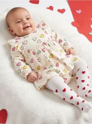 Body z sukienką w serca - kremowy. Białe sukienki dziewczęce Sinsay, bez wzorów, bez ramiączek. Za 19.99 zł.