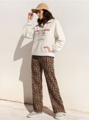 Bluza z napisem - szary. Szare bluzy bez kaptura damskie Sinsay, l. W wyprzedaży za 42.99 zł.