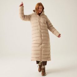 Płaszcz turystyczny damski zimowy ocieplany Elender Regatta. Brązowe płaszcze damskie Regatta, na zimę, bez wzorów, z puchu, sportowe. W wyprzedaży za 406.85 zł.