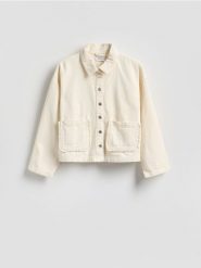 Jeansowa kurtka z kieszeniami - złamana biel. Kurtki damskie Reserved, l, bez wzorów, z bawełny, bez kaptura. Za 139.99 zł.