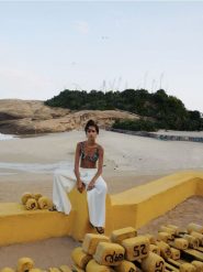 Spodnie z zakładkami - biały. Białe spodnie materiałowe damskie Reserved, bez wzorów, z tkaniny. W wyprzedaży za 69.99 zł.