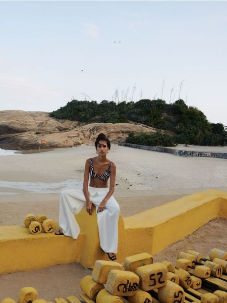 Spodnie z zakładkami - biały. Białe spodnie materiałowe damskie Reserved, bez wzorów, z tkaniny. W wyprzedaży za 69.99 zł.