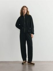 Spodnie z modalem - czarny. Czarne spodnie materiałowe damskie Reserved, bez wzorów, z dzianiny. Za 139.99 zł.