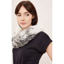 Szalik we wzór. Szare szaliki i kominy damskie MOODO, bez wzorów. Za 4.99 zł.