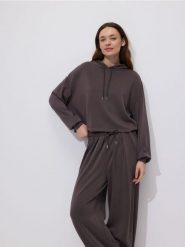 Krótka bluza z wiskozą - brązowy. Brązowe bluzy bez kaptura damskie Reserved, l, z dzianiny. Za 89.99 zł.