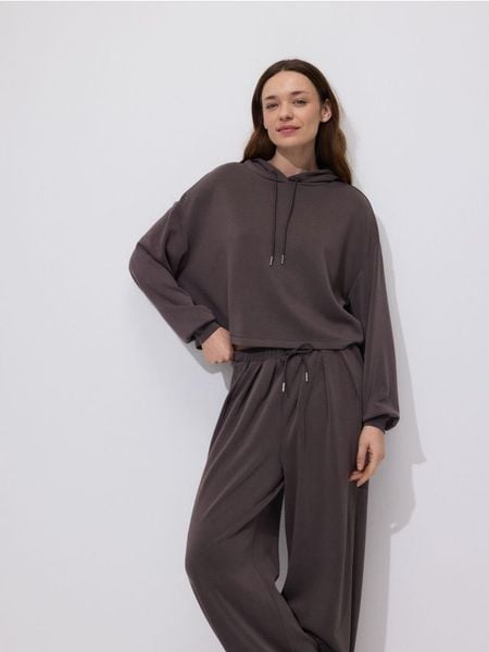 Krótka bluza z wiskozą - brązowy. Brązowe bluzy bez kaptura damskie Reserved, l, z dzianiny. Za 89.99 zł.