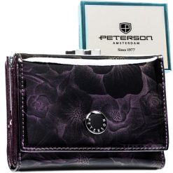 Portfel damski Peterson PTN PS15-09-FDS fioletowy. Fioletowe portfele damskie Peterson, bez wzorów, ze skóry. Za 104.99 zł.