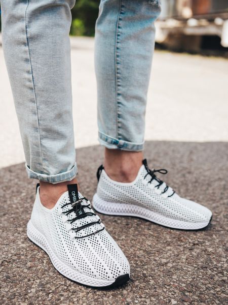 Buty męskie wsuwane sneakersy z siateczki - białe V7. Białe buty sportowe na co dzień męskie Ombre Clothing, z gumy, bez zapięcia. W wyprzedaży za 99.99 zł.