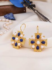 L'Atelier de Gaia Pozłacane kolczyki z perłami i lapis lazuli rozmiar: onesize. Niebieskie kolczyki damskie L'Atelier de Gaia, z lazurytem, pozłacane, z zapięciem typu bigiel. Za 60.99 zł.