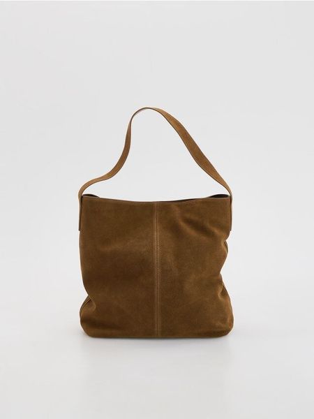 Zamszowa torebka - brązowy. Brązowe torebki klasyczne damskie Reserved, bez wzorów, ze skóry, zamszowe, bez dodatków. W wyprzedaży za 119.99 zł.