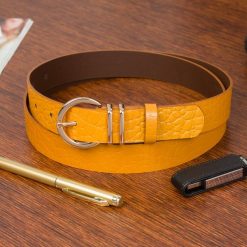 Skórzany pasek damski do spodni sukienki skóra croco żółty 3 cm Beltimore E57 : Kolory - żółty, złoty, Rozmiar pasków - r.80-95 cm. Żółte sukienki damskie bez wzorów, ze skóry, bez kołnierzyka, bez ramiączek. Za 41.90 zł.