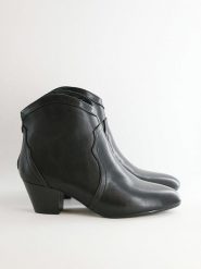 Bellucci Botki w kolorze czarnym rozmiar: 40. Czarne botki damskie Bellucci, eleganckie, bez obcasa, bez zapięcia. Za 152.99 zł.