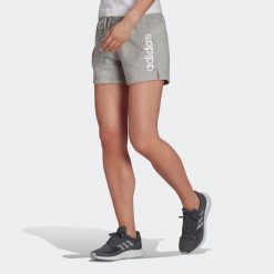 Spodenki fitness damskie Adidas. Białe spodenki sportowe damskie Adidas, bez wzorów, z bawełny, sportowe. W wyprzedaży za 89.99 zł.