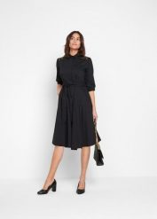 Sukienka koszulowa z koronką i wiązanym paskiem. Czarne sukienki damskie bonprix, bez wzorów, z koronki, eleganckie, bez kołnierzyka, bez ramiączek, koszulowe. Za 249.99 zł.