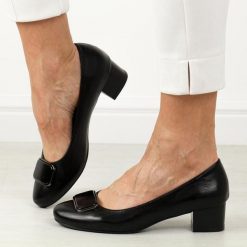 Czarne czółenka damskie na obcasie M.Daszyński Sa210-8. Czarne czółenka damskie M.Daszyński, bez wzorów, ze skóry, z okrągłym noskiem, bez obcasa, na obcasie. Za 189.00 zł.