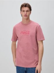T-shirt z nadrukiem Coca-Cola - brudny róż. Czerwone t-shirty męskie Reserved, l, bez wzorów, z dzianiny, bez kołnierzyka. Za 79.99 zł.