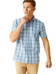 Regatta Koszula "Denmoor" w kolorze błękitnym rozmiar: XL. Niebieskie koszule męskie Regatta, xl, bez wzorów, bez kołnierzyka, bez ramiączek. Za 66.00 zł.