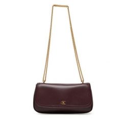 Torebka Calvin Klein. Czerwone torebki klasyczne damskie CALVIN KLEIN, bez wzorów, wizytowe, bez kołnierzyka, bez ramiączek. Za 339.99 zł.