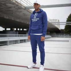Champions League spodnie dresowe dla dorośli. Niebieskie spodnie dresowe męskie CHAMPIONS LEAGUE, bez wzorów, z bawełny. Za 168.99 zł.