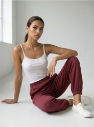Spodnie jogger z domieszką wiskozy soft touch - pomarańczowy. Brązowe spodnie materiałowe damskie Sinsay, bez wzorów, z wiskozy. Za 39.99 zł.