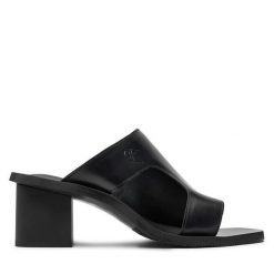 Klapki Calvin Klein Jeans. Czarne klapki damskie Calvin Klein Jeans, bez wzorów, z jeansu, bez obcasa. Za 339.99 zł.