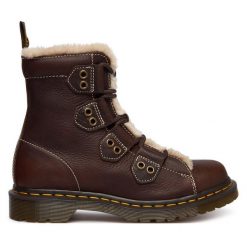 Trzewiki Dr. Martens. Brązowe botki damskie Dr. Martens, bez obcasa, na płaskiej podeszwie, bez zapięcia. Za 839.99 zł.