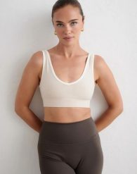 Damski biustonosz sportowy, lekkie wsparcie Shape Seamless Deep Cut piaskowy. Brązowe biustonosze sportowe damskie Aim'n, bez wzorów, z dzianiny. Za 174.00 zł.