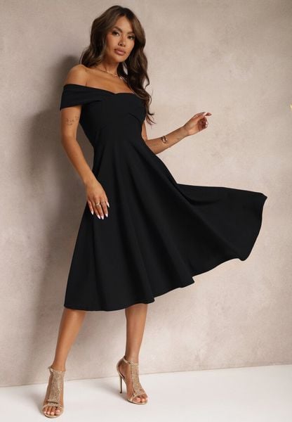 Czarna Sukienka z Hiszpańskim Dekoltem o Rozkloszowanym Kroju Pelorea. Czarne sukienki damskie Renee, na imprezę, na lato, s, bez wzorów, bez kołnierzyka, bez ramiączek, midi, kopertowe. Za 129.99 zł.