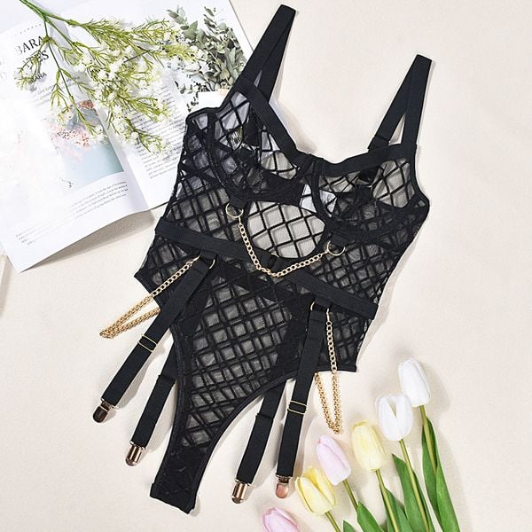 Body z koronką i elastycznymi paskami na romantyczny wieczór Petranka. Czarne body damskie Intica, bez wzorów, z koronki. Za 149.00 zł.