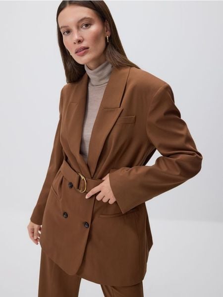 Dwurzędowa marynarka z paskiem - brązowy. Brązowe marynarki i żakiety damskie Reserved, l, bez wzorów, z tkaniny. Za 299.99 zł.