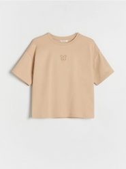 Bawełniany T-shirt z haftem - beżowy. Brązowe koszulki dziewczęce Reserved, bez wzorów, z bawełny, bez ramiączek. W wyprzedaży za 17.99 zł.