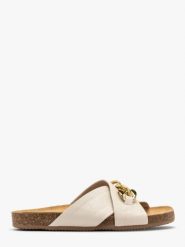 Kremowe klapki ze złotym łańcuchem. Brązowe klapki damskie Ryłko, bez wzorów, ze skóry, bez obcasa, na płaskiej podeszwie. W wyprzedaży za 249.99 zł.