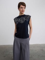 BGN Koszulka w kolorze granatowym rozmiar: 40. Niebieskie t-shirty damskie BGN, bez wzorów, bez kołnierzyka. Za 74.46 zł.