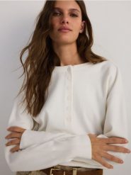 Sweter z guzikami - kremowy. Białe swetry klasyczne damskie Reserved, l, z dzianiny, bez kołnierzyka. W wyprzedaży za 69.99 zł.