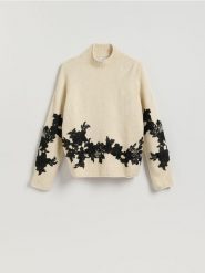 Sweter z ozdobną aplikacją - kremowy. Białe swetry klasyczne damskie Reserved, l, z dzianiny, bez kołnierzyka. Za 159.99 zł.