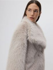 Krótki płaszcz ze sztucznego futerka - jasnoszary. Szare płaszcze damskie Reserved, l, bez wzorów, z bawełny. W wyprzedaży za 259.99 zł.