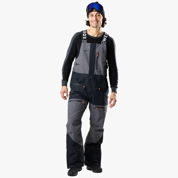 Spodnie narciarskie męskie Swedemount Freeride Bib Pants wodoodporne. Czarne spodnie materiałowe męskie SWEDEMOUNT, bez wzorów, sportowe. Za 899.99 zł.