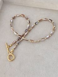 Nakkash Pozłacany naszyjnik z masą perłową - dł. 45 cm rozmiar: onesize. Brązowe naszyjniki damskie Nakkash, pozłacane. Za 34.99 zł.