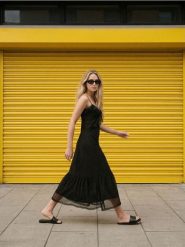 Sukienka midi na ramiączkach z falbanami - czarny. Czarne sukienki damskie Sinsay, l, bez wzorów, bez kołnierzyka, bez ramiączek, midi. Za 69.99 zł.