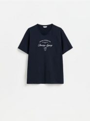 T-shirt regular z nadrukiem - granatowy. Niebieskie t-shirty męskie Reserved, l, bez wzorów, z bawełny, bez kołnierzyka. Za 69.99 zł.