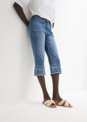 Jeansy 3/4 z haftem. Niebieskie jeansy damskie bonprix. Za 124.99 zł.