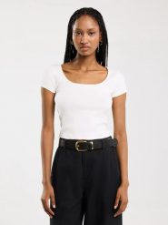 Koszulka damska slim z dekoltem caro biała Missa 100. Białe t-shirty damskie Big Star, l, bez wzorów, z dzianiny, bez kołnierzyka. W wyprzedaży za 59.99 zł.