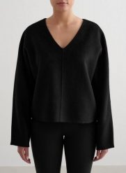 Damska bluza wełniana, dzianinowa, dekolt V, regularny krój czarna. Czarne bluzy bez kaptura damskie Aim'n, xs, z dzianiny. Za 635.00 zł.