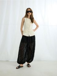 Koronkowe spodnie balloon - czarny. Czarne spodnie materiałowe damskie Reserved, bez wzorów, z bawełny. Za 179.99 zł.