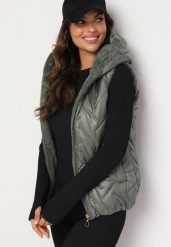 Ciemnozielona Pikowana Kamizelka ze Sztucznym Futerkiem na Suwak Timitha. Zielone kamizelki damskie Born2be, l, z jeansu. Za 99.99 zł.