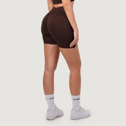 Szorty damskie fitness bezszwowe slim Mocha NEO. Brązowe spodenki sportowe damskie GYMBEAM, bez wzorów, z elastanu, z podwyższonym stanem. Za 85.90 zł.