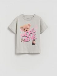 Bawełniany t-shirt z nadrukiem - jasnoszary. Szare koszulki dziewczęce Reserved, bez wzorów, z bawełny, bez ramiączek. Za 39.99 zł.