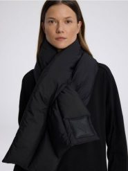 Nylonowy szalik z logo - czarny. Czarne szaliki i kominy damskie Reserved, bez wzorów, z nylonu. W wyprzedaży za 129.99 zł.