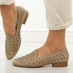 Beżowe skórzane półbuty damskie Jezzi Ol50-1. Brązowe półbuty damskie Jezzi, w ażurowe wzory, ze skóry, casualowe, z okrągłym noskiem, bez obcasa, na płaskiej podeszwie. Za 229.00 zł.