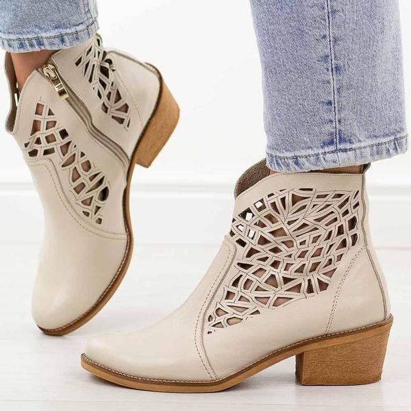 Beżowe skórzane Polskie botki damskie, kowbojki ażurowe na obcasie Deoni Ko-07B. Brązowe botki damskie Deoni, na jesień, z jeansu, boho, bez obcasa, na obcasie, bez zapięcia. Za 539.00 zł.